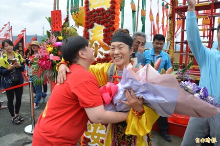 花蓮女道長赤腳登梯開路 22人續攀108層劍梯